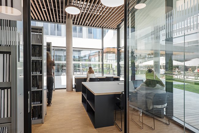 Selbstlernzone in der Bibliothek Selbstlernzone in der Bibliothek