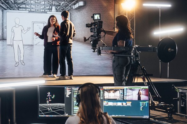 Arbeit an einem medialen Gestaltungsszenario mit Kamera, Licht und digitaler Visualisierung in einer Studio‑Umgebung.