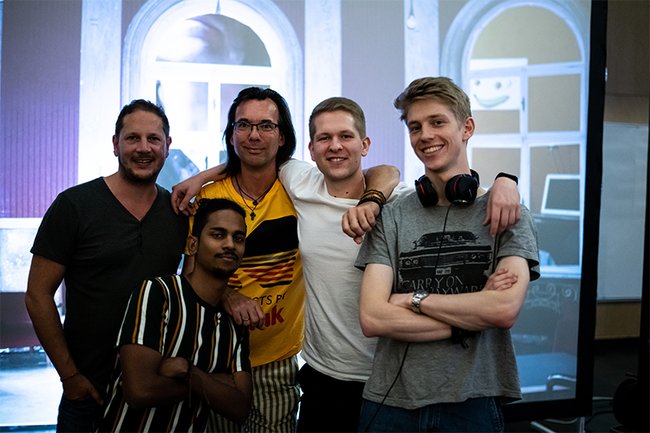 Blick durchs Fenster_Gruppenfoto.jpg Blick durchs Fenster_Gruppenfoto.jpg