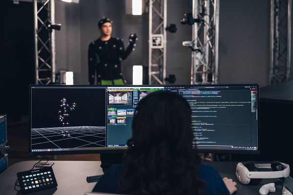 Arbeit an einem Motion‑Capture‑Setup mit Echtzeit‑Visualisierung und Programmierumgebung im Studio.