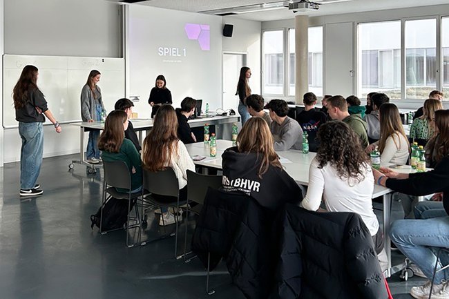 Schüler*innen planen interaktive Events bei der EVENTcon 2024, organisiert von Studentinnen des Bachelors "Marketing & Kommunikation" an der FH St. Pölten webEVENTcon2024_2.jpg