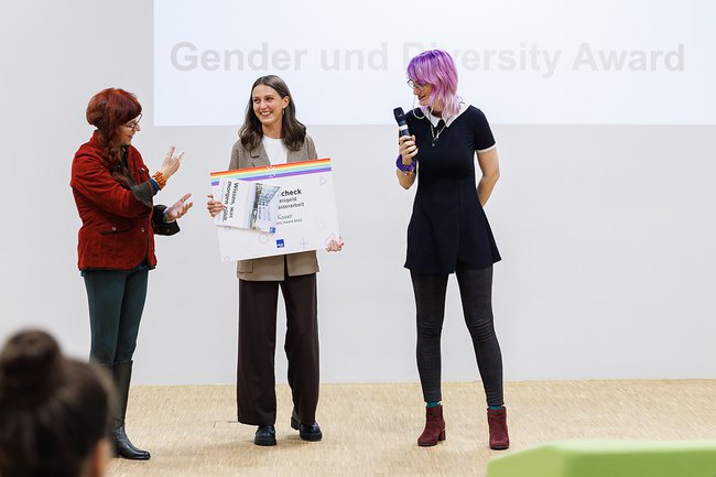 Gewinnerin Viktoria Kasser mit ihrem Scheck über 500 Euro Gewinnerin Viktoria Kasser mit ihrem Scheck über 500 Euro