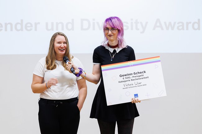 Gewinnerin Viktoria Wiser mit ihrem Scheck über 500 Euro Gewinnerin Viktoria Wiser mit ihrem Scheck über 500 Euro