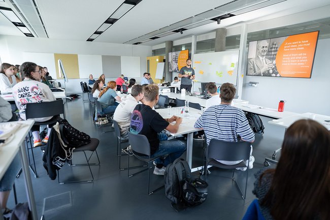 HAK-Schüler*innen arbeiten in Workshops im Rahmen der Youth Entrepreneurship Week 2022 an der FH St. Pölten an ihren eigenen nachhaltigen Ideen und Visionen.