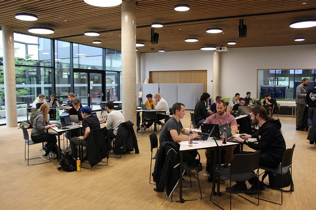 Cloud-Jam_Teams-beim-Arbeiten1_cMark-Hammer.jpg Cloud-Jam_Teams-beim-Arbeiten1_cMark-Hammer.jpg