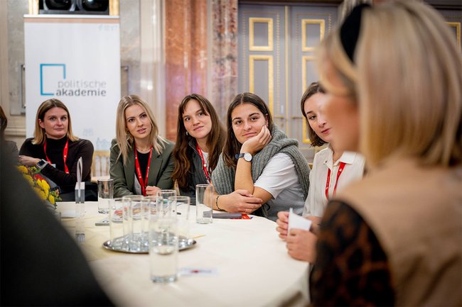 Joko24_Tischdiskussion_Katrin.jpg Joko24_Tischdiskussion_Katrin.jpg