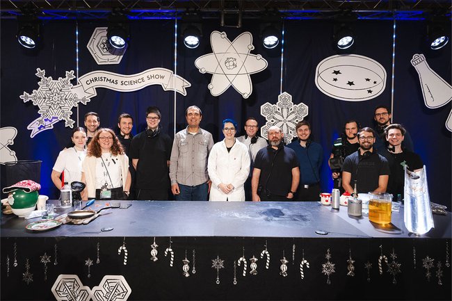 Vista-Christmas-Science-Show_Gruppenfoto.jpg Vista-Christmas-Science-Show_Gruppenfoto.jpg