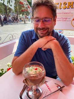 Helmut mit Schokoeis.jpg Helmut mit Schokoeis.jpg