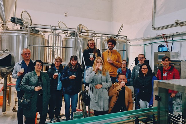 Zu Besuch bei Absolventin in der Brauerei Schalken
