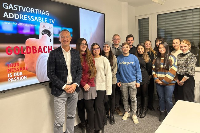Studierende des Bachelors "Marketing & Kommunikation" mit Josef Almer, Managing Director von Goldbach Austria und Experte auf dem Gebiet Addressable TV.