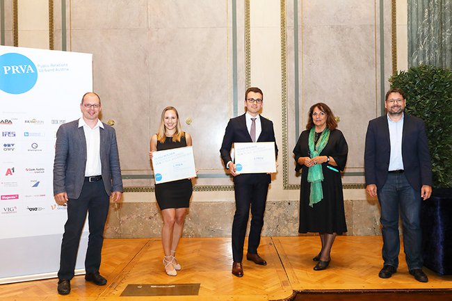 Anika Sauer bei der Preisverleihung des Franz-Bogner-Wissenschaftspreises 2020 (v.l. Harald Wimmer (Studiengangsleiter Masterstudium Digital Marketing & Kommunikation, FH St. Pölten), Anika Sauer, Philipp Wamprechtsamer, Sabine Fichtinger (Juryvorsitzende), Helmut Kammerzelt (Studiengangsleiter Marketing & Kommunikation, FH St. Pölten))