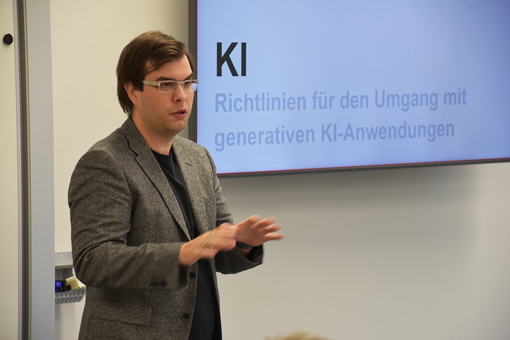 Lukas Richter referierte zum Thema Künstliche Intelligenz in der Lehre