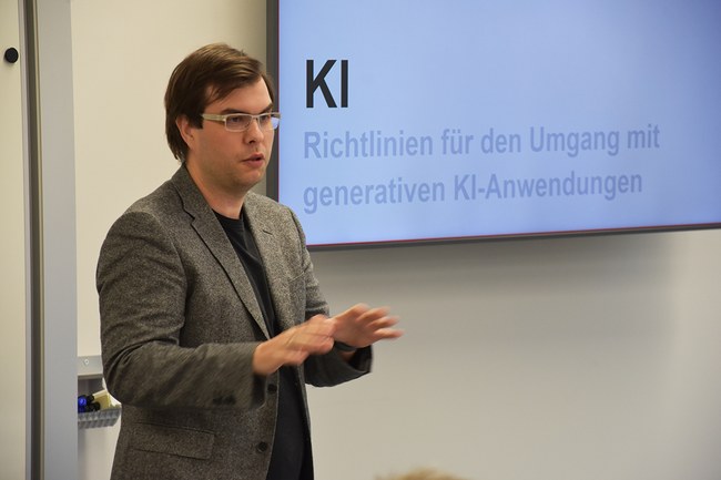 Lukas Richter referierte zum Thema Künstliche Intelligenz in der Lehre