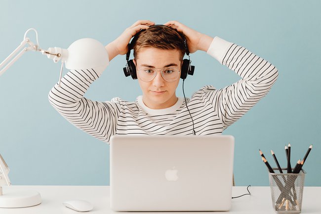 Als Workshop-Leiterin berät Junior Researcher Tatjana Aubram Schüler*innen rund um die Praxis des empirischen Arbeitens.