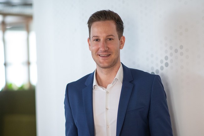 Tibor Hanifl schloss das Masterstudium Digital Business Communications ab und ist heute als Investor Relations-Manager mit Fokus auf ESG bei VERBUND tätig.