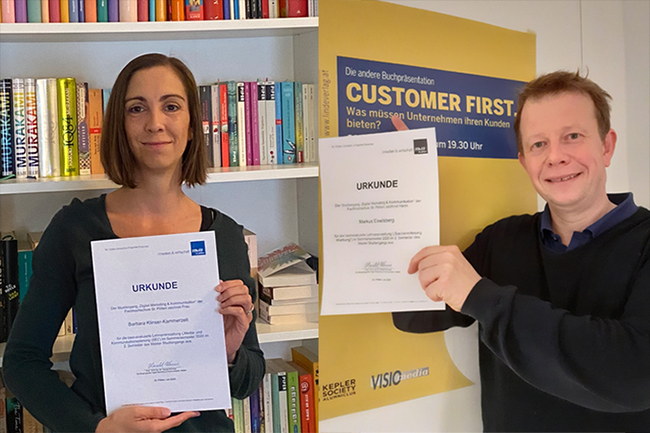 Barbara Klinser-Kammerzelt und Max Eiselsberg mit Urkunde zu ihrer bestevaluierten Lehrveranstaltung