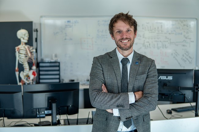 Brian Horsak im Labor der Ganganalyse, Portrait