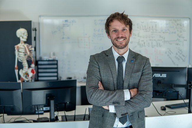 Brian Horsak im Labor der Ganganalyse, Portrait