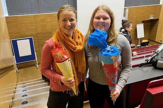 Studierende mit ihren Schultüten