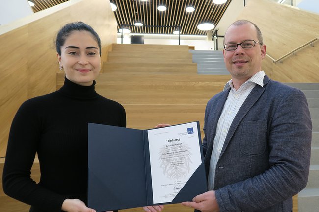 Burliyat Zavrumova, erste Absolventin mit Double Degree und Studiengangsleiter Harald Wimmer