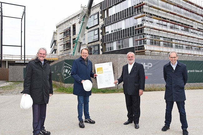 Landtagspräsident Karl Wilfing, Bürgermeister Matthias Stadler, Geschäftsführer der ÖGNI Peter Engert und FH St. Pölten Geschäftsführer Gernot Kohl freuen sich über das Zertifikat in Gold für nachhaltige Bildungsbauten für die FH St. Pölten. (Foto: Josef Vorlaufer)