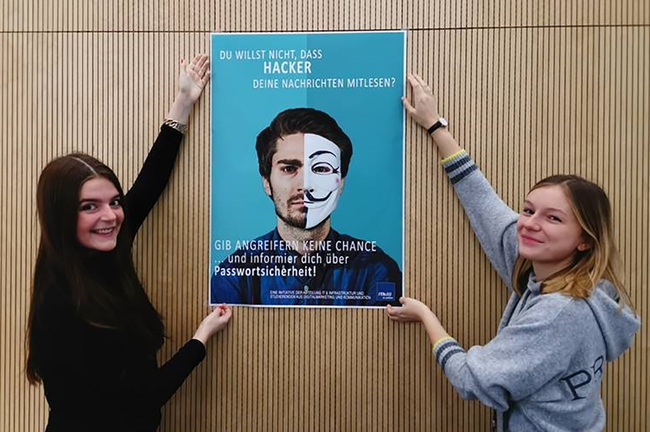 Ann-Kathrin Bopp und Sophie Weiss erhielten mit ihrer Idee für mehr Passwortsicherheit den zweiten Platz des “Care4Aware"-Awards