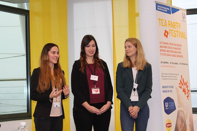Maria Giannaki (Mitte) und Jasmin Angel (rechts) durften am DACH-Finale der Unilever Future Leaders' League (Europe) im Unilever-Haus in Hamburg teilnehmen.