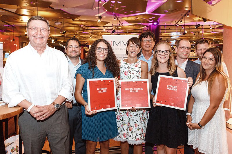Siegerfoto (v.l.n.r.): Anton Jenzer (DMVÖ), Helmut Kammerzelt (FH St. Pölten), Katharina Holland (Drittplatzierte), Vanessa-Suanne Pfaller (Erstplatzierte), Harald Rametsteiner (FH St. Pölten), Stefanie Murauer (Zweitplatzierte), Harald Wimmer (FH St. Pölten), Andreas Kraus (Österreichisches Verkehrsbüro AG/Ruefa Reisen GmbH) und Nina Hauber (Österreichisches Verkehrsbüro AG/Ruefa Reisen GmbH)