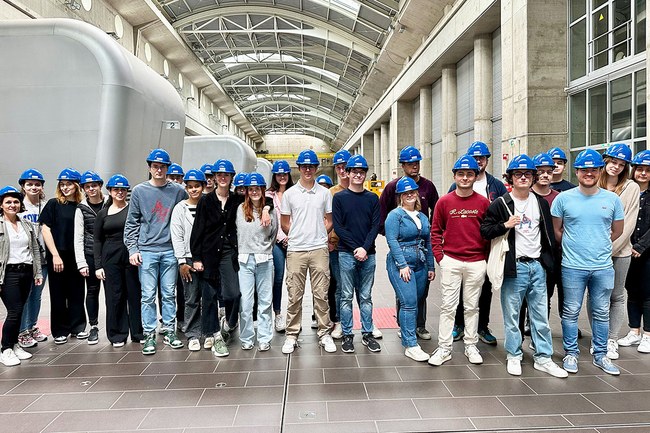 Studierende von "Management & Digital Business" der FH St. Pölten im Kraftwerk Freudenau