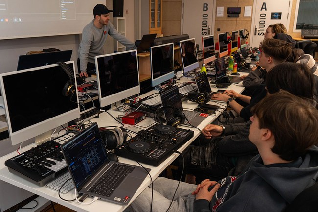 Ein inspirierendes Zusatzangebot: Unsere Medientechnik‑Studierenden entdeckten im DJ‑Workshop die kreative und technische Welt des DJings für sich