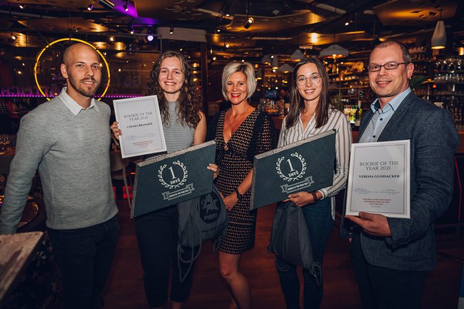 Die beiden Gewinnerinnen des Dialog Marketing Rookies 2021: Chiara Brammer und Verena Grundacker