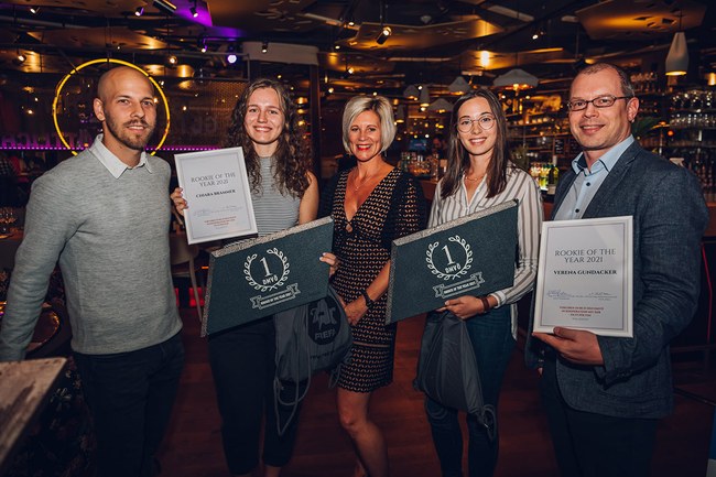 Die beiden Gewinnerinnen des Dialog Marketing Rookies 2021: Chiara Brammer und Verena Grundacker