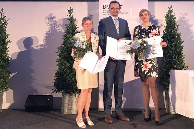 Kollegiumsleiterin Monika Vyslouzil (nahm die Auszeichnung stellvertretend für FH-Dozentin Anita Kidritsch entgegen), Studiengangsleiter Franz Fidler und Katalin Szondy (Programmentwicklung und Innovation)