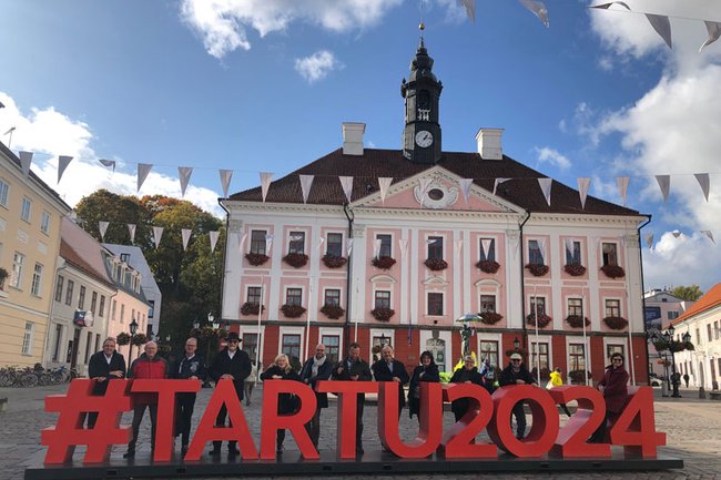 Teilnehmer der Fachreise am Rathausplatz von Tartu (Kulturhauptstadt 2014)