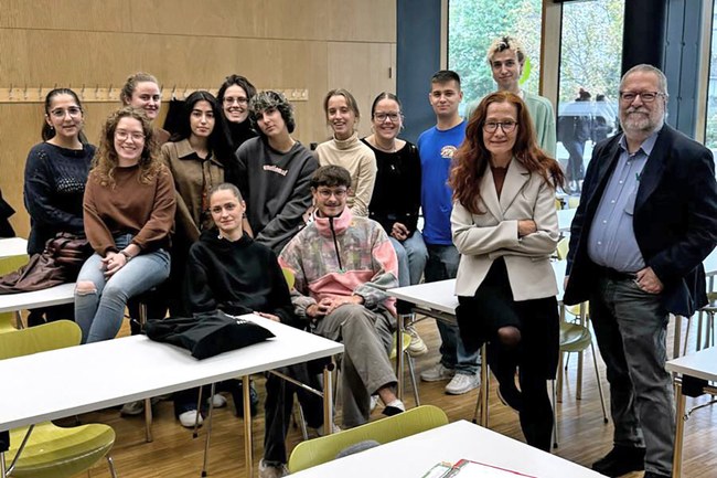 Edith Meinhart mit Studierenden der Sozialen Arbeit