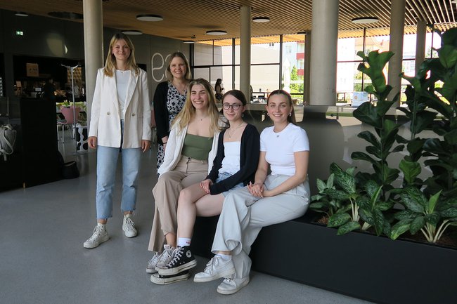 Anna Lisa Neuhauser, Carina Havlicek und Studierende des Bachelors "Marketing & Kommunikation" an der FH St. Pölten