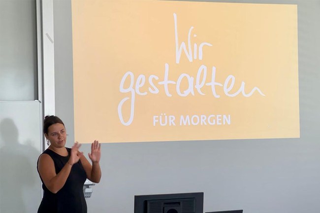 Sophie Di Bora (Bundesimmobiliengesellschaft) zeigte Marketing-Studierenden, wie aus interner Kulturarbeit eine starke Arbeitgebermarke entsteht.
