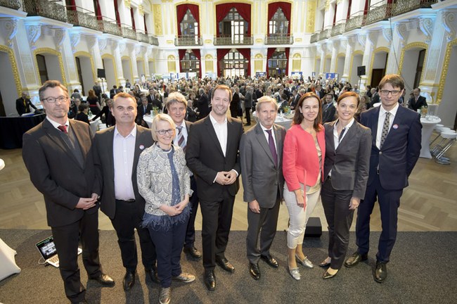 Elmar Pichl (BMWFW), Gerhard Moßhammer (Interkulturelles Zentrum), Christina Engel-Unterberger (Interkulturelles Zentrum), Samo Kobenter (BMLVS), Stefan Zotti (OeAD-GmbH), Johannes Hahn (Europäische Kommission), Sophie Karmasin (BMFJ), Sonja Hammerschmid (BMB) und Ernst Gesslbauer (OeAD-GmbH)