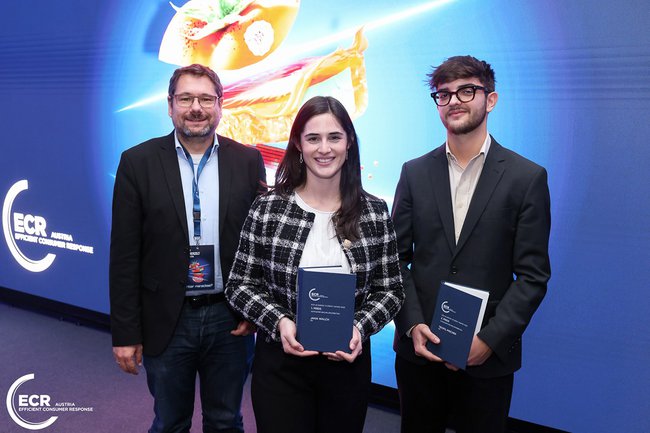 Helmut Kammerzelt, Jana Walch und Teofil Mischek bei der Preisverleihung des ECR Academic Student Awards 2023 webHelmut Kammerzelt Preisträgerin Jana Walch und Preisträger Teofil Mischek.jpg