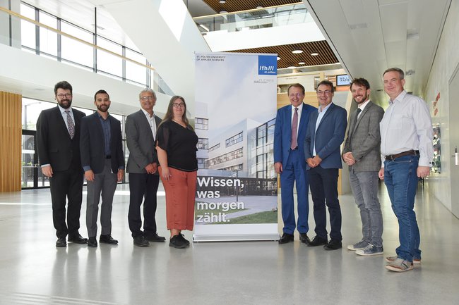 (v.l.n.r.): Vizebürgermeister Harald Ludwig, FH-Dozent Victor Adriel de Jesus Oliveira, FH-Geschäftsführer Hannes Raffaseder, Senior Researcher Alexandra Anderluh, Bürgermeister Matthias Stadler, FH-Geschäftsfüher Johann Haag, Brian Horsak, Leiter des Center for Digital Health and Social Innovation und Torsten Priebe, Leiter der Forschungsgruppe Data Intelligence.