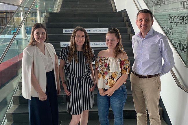 Jochen Elias gemeinsam mit drei der insgesamt neun Alumni des neuen Zertifizierungslehrgangs