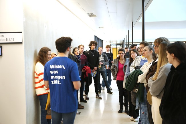 Eine Gruppe von Interessent*innen bei der Campusführung