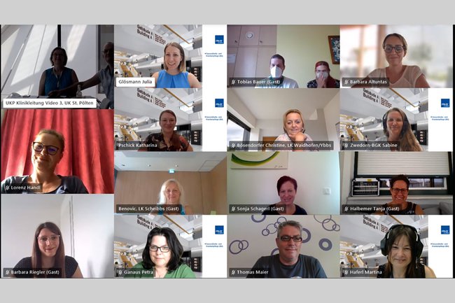 Am Foto: Studiengangsleiterin Petra Ganaus, Praxiskoordinations-Team, und die Praxisanleiter*innen aus den verschiedensten Klinken in Niederösterreich