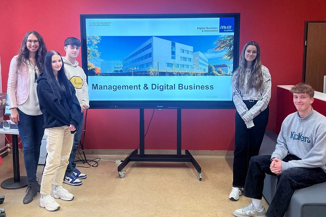 Schüler*innen der HAK Waidhofen mit Dozentin Nicole Lettner von der FH St. Pölten webFachvortragNicoleLettner an der HAKWadY2.jpg