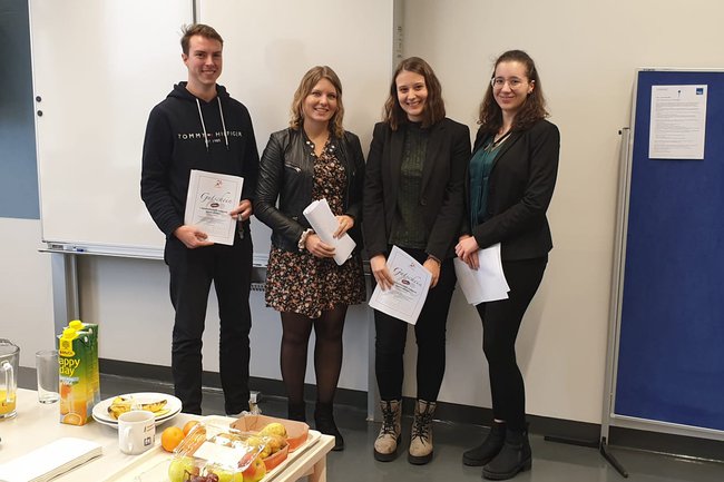 Studentinnen Carolin Kührer und Nadine Lehner gewannen die Präsentation für die Bruno Gala