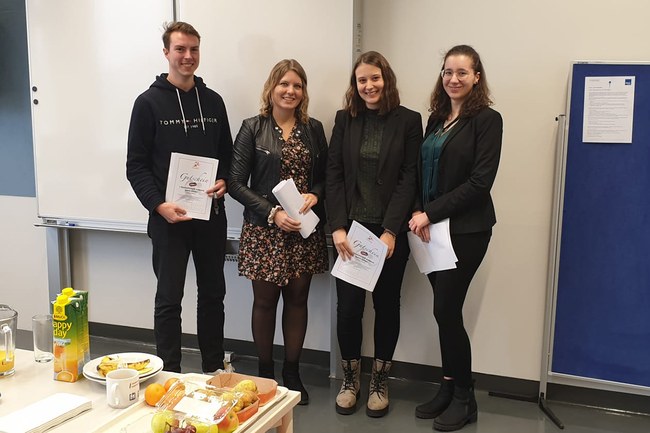 Studentinnen Carolin Kührer und Nadine Lehner gewannen die Präsentation für die Bruno Gala