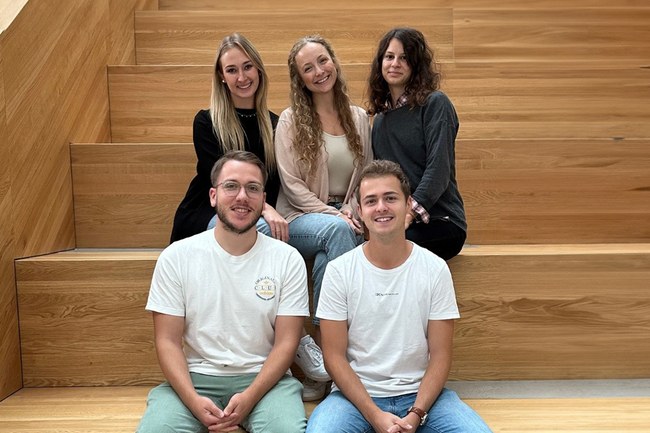 Das Team der MEDIAcon 2024, hinten v.l.n.r.: Nina Rath, Selina Rutrecht, Klara Vollenwyder, vorne v.l.n.r.: Johannes Weger, Peter Oberwalder