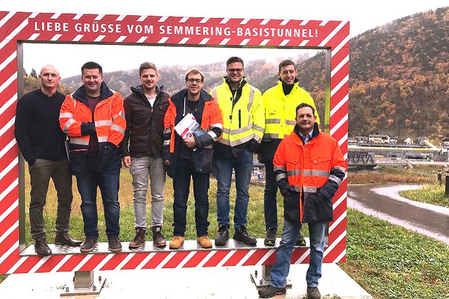 Exkursionsgruppe bei der Tunnelbaustelle Gloggnitz