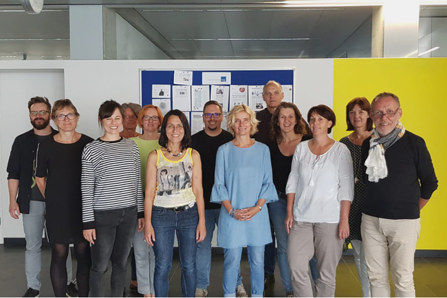 Die Absolventinnen und Absolventen des Zertifikatslehrgangs Familienrat mit Michael Delorette, Eva Kudrnovsky und Lehrgangsleiterin Christine Haselbacher