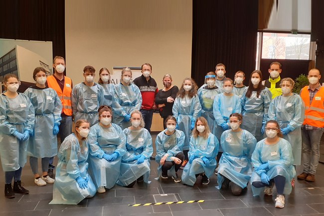 Bürgermeister Matthias Stadler mit Departmentleiterin Andrea Kdolsky und den ehrenamtlichen Studierenden, Dozent*innen und Mitarbeiter*innen